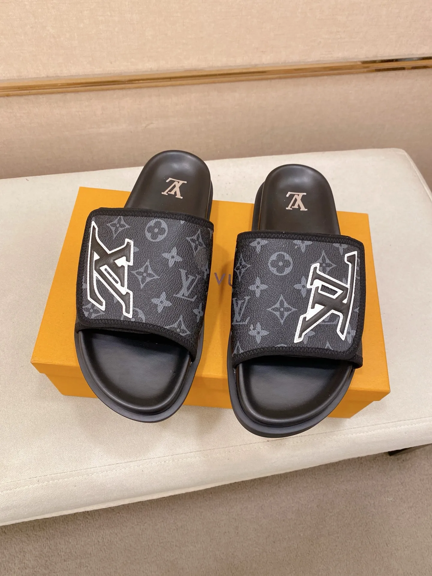 Men's shoes💰: 320💰Made by LV🔍Top purchasing agent, men's spring and summer slippers are available at the same counter. The uppers are made of cowhide imported from Italy, with logo graphics and high-quality craftsmanship. Soles: original soles specially provided by the original factory. Exclusive molded soles are super comfortable. Original goods with single order, 🔍🔍high quality, you can enter and exit the counter at will. Welcome to compare, code number 38-44. Can be customized45